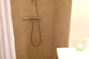salle de bain avec douche rénovée